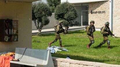 חיילים במצוד אחרי מחבלים. | AFP חיילים במצוד אחרי מחבלים. | AFP