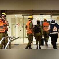 כוחות חירום בגבעתיים אחרי פגיעת רקטה. | תומר נויברג - פלאש 90