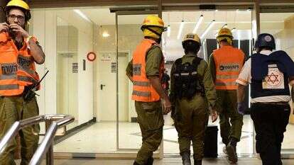 כוחות חירום בגבעתיים אחרי פגיעת רקטה. | תומר נויברג - פלאש 90 כוחות חירום בגבעתיים אחרי פגיעת רקטה. | תומר נויברג - פלאש 90