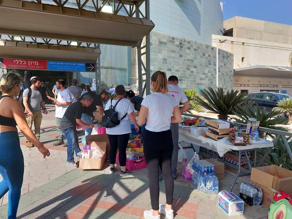 מתנדבים בבית חולים סורוקה. | אלישיב רייכנר מתנדבים בבית חולים סורוקה. | אלישיב רייכנר