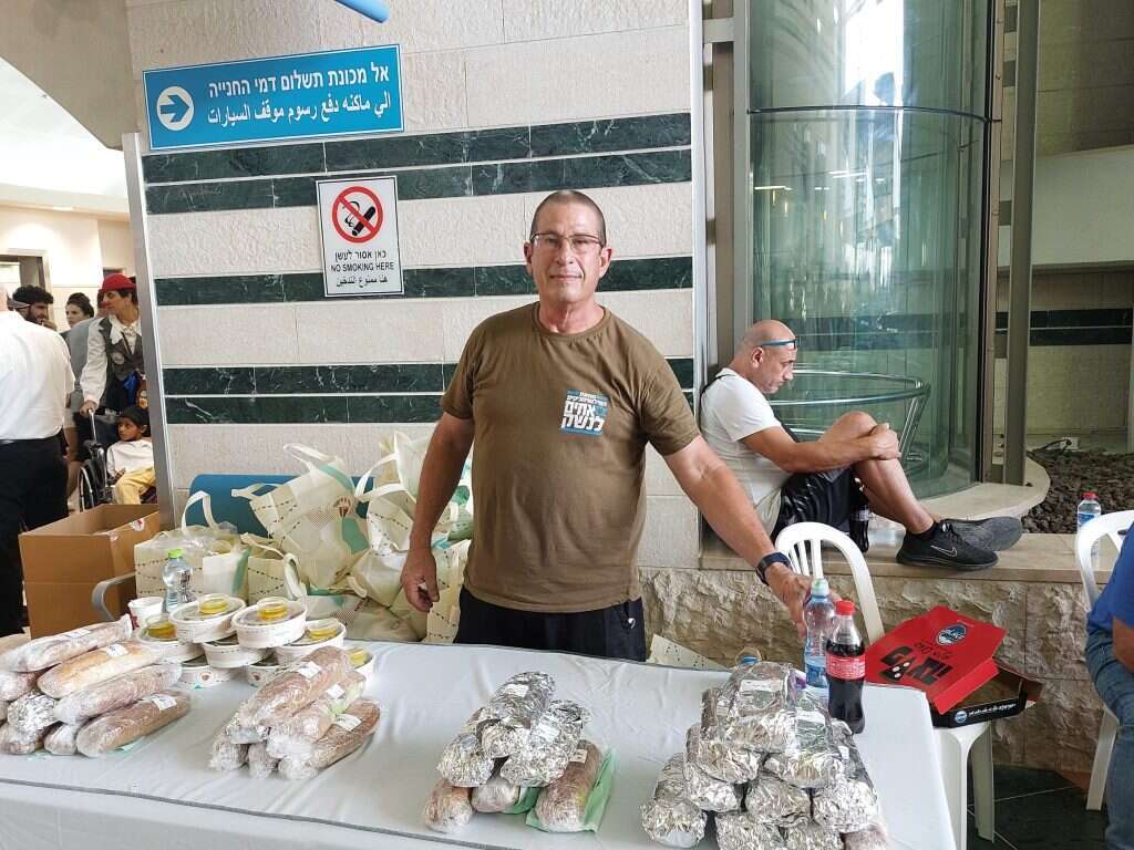 מתנדבים בבית חולים סורוקה. | אלישיב רייכנר מתנדבים בבית חולים סורוקה. | אלישיב רייכנר