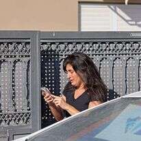 אישה מנסה להשיג את קרוביה. | AFP