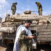 חייל צה"ל מתפלל על רקע הטנק בסמוך לקריית שמונה בגבול הצפון, אוקטובר 2023. | AFP