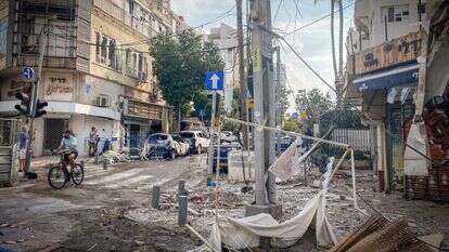 פגיעת רקטה בתל-אביב. | אבשלום ששוני - פלאש90 פגיעת רקטה בתל-אביב. | אבשלום ששוני - פלאש90