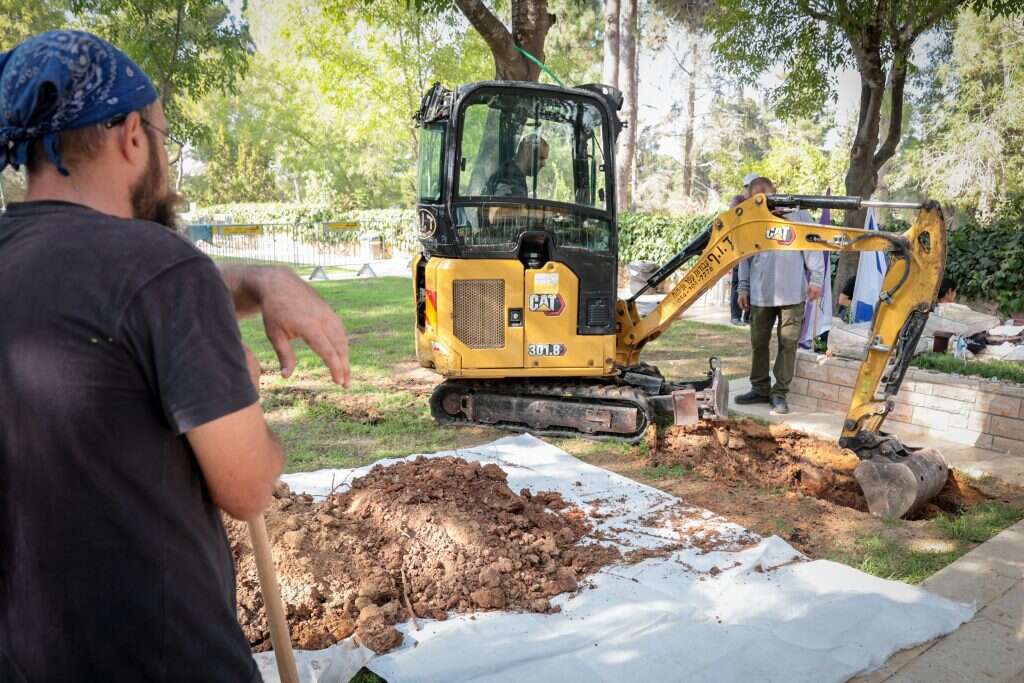 מכינים קברים בבית העלמין הצבאי הר הרצל בירושלים, היום. | נועם ריבקין פנטון, פלאש 90