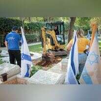 קברים הוכנו לחיילים שנהרגו בלחימה בעוטף עזה, בית העלמין הצבאי הר הרצל בירושלים. | נועם ריבקין פנטון, פלאש 90