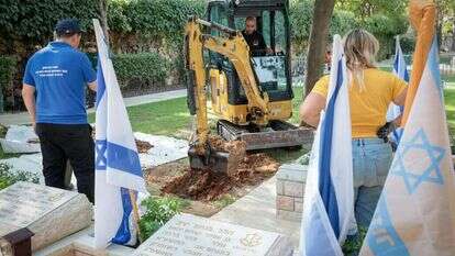 קברים הוכנו לחיילים שנהרגו בלחימה בעוטף עזה, בית העלמין הצבאי הר הרצל בירושלים. | נועם ריבקין פנטון, פלאש 90 קברים הוכנו לחיילים שנהרגו בלחימה בעוטף עזה, בית העלמין הצבאי הר הרצל בירושלים. | נועם ריבקין פנטון, פלאש 90