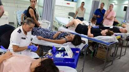 מאות אנשים תורמים דם בבית החולים איכילוב בתל אביב. | תומר נויברג, פלאש 90