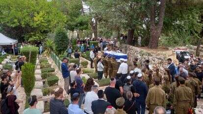 ארונו של יאנג מובל לחלקת קברו בהר הרצל. | שילה פריד