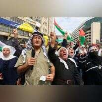 פלסטינים בשכם מפגינים תמיכה בחמאס. | AFP