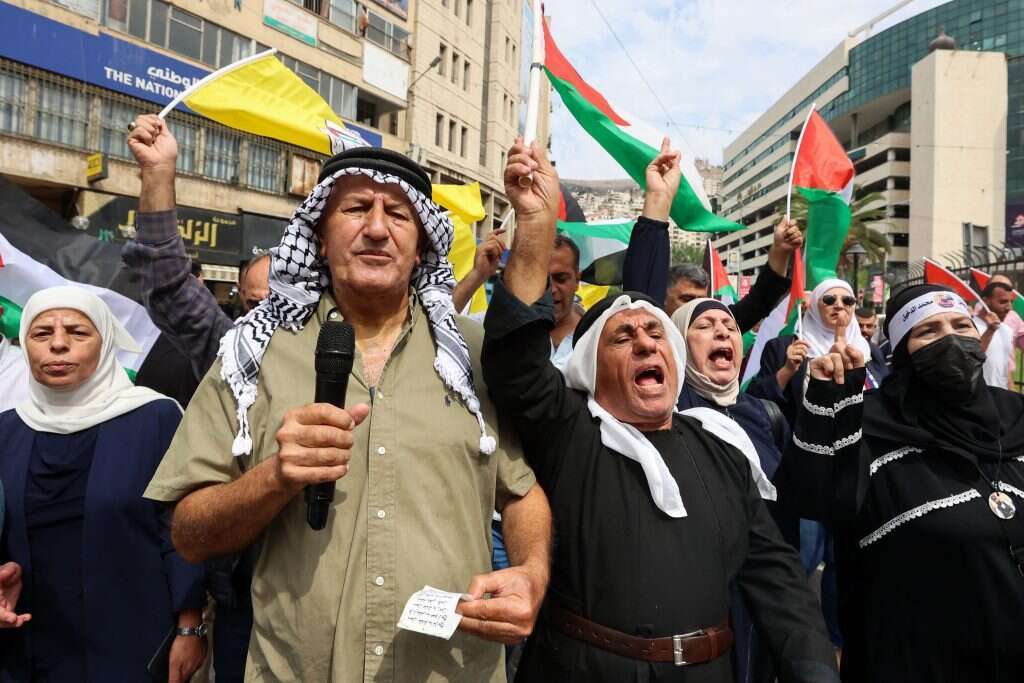 פלסטינים בשכם מפגינים תמיכה בחמאס. | AFP