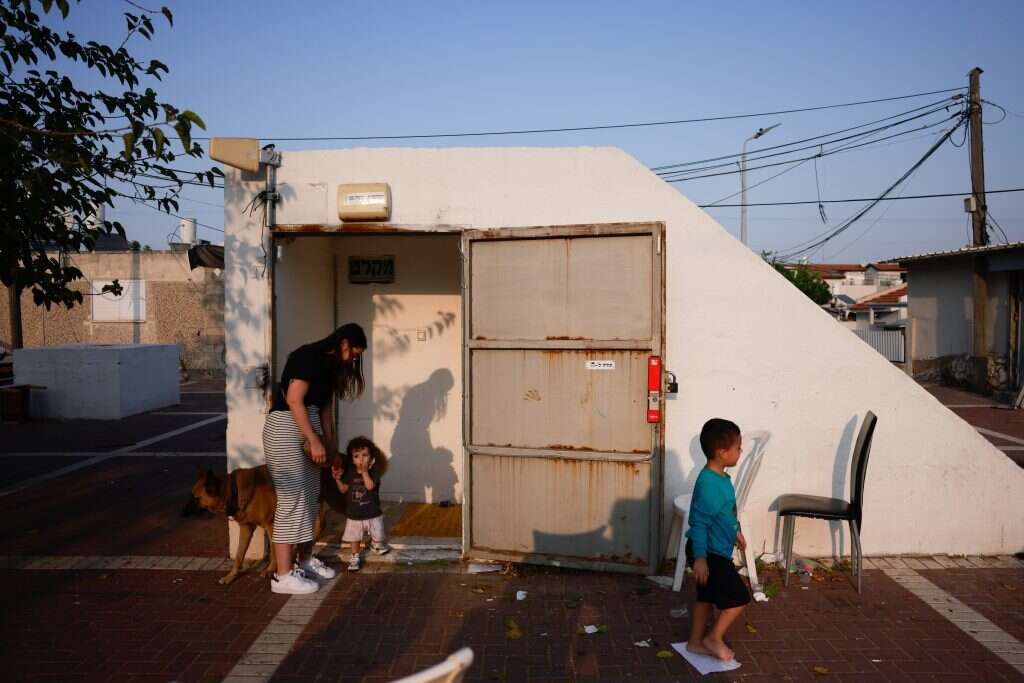 מקלט ציבורי באשקלון במהלך חרבות ברזל. | חיים גולדברג/ פלאש 90