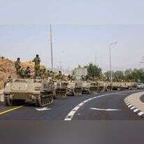 שיירת נגמשים בכביש ראשי בצפון הארץ, חיילי צה"ל נערכים לשמירה על הגבול עם לבנון. | דוד כהן/פלאש 90