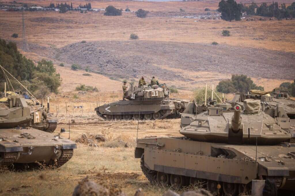 טנקים של צה"ל נפרסים על הגבול הצפוני של הארץ. | דוד כהן פלאש 90