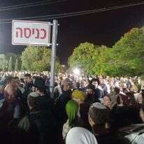 אלפים בהלווית נוה לקס. | שילה פריד