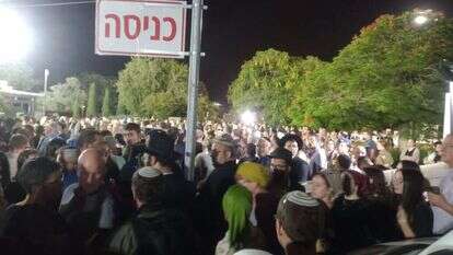 אלפים בהלווית נוה לקס. | שילה פריד