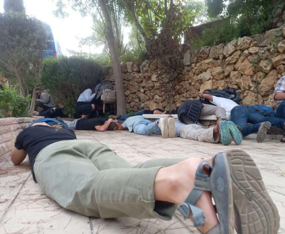 אנשים משתטחים על הרצפה בהר הרצל בזמן שיגור טילים, | שילה פריד