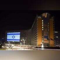 נציבות האיחוד האירופאי מוארת בדגל ישראל. | EPA