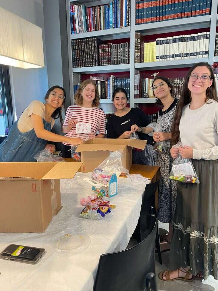 בני נוער מתנדבים