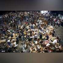 אריזת מצרכים עבור תושבי הדרום המפונים בתל אביב. | מרים אלסטר, פלאש 90