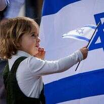 ילדה מנופפת בדגל מול שגרירות ישראל בוושינגטון. | גטי אימג'ס