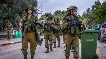 חיילים מסיירים בכביש סמוך לגבול עזה. | יוסי אלוני/פלאש90