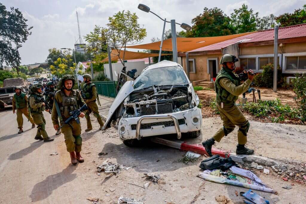 חיילי צה"ל מבצעים סריקות ומטהרים את קיבוץ כפר עזה ממחבלי החמאס שחדרו לקיבוץ. | חיים גולדברג, פלאש 90