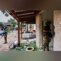 לוחמי צה"ל סורקים ומפנים את הבתים בקיבוץ כפר עזה שנהרס על ידי מחבלי החמאס. | חיים גולדברג, פלאש 90