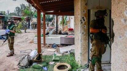 לוחמי צה"ל סורקים ומפנים את הבתים בקיבוץ כפר עזה שנהרס על ידי מחבלי החמאס. | חיים גולדברג, פלאש 90 לוחמי צה"ל סורקים ומפנים את הבתים בקיבוץ כפר עזה שנהרס על ידי מחבלי החמאס. | חיים גולדברג, פלאש 90