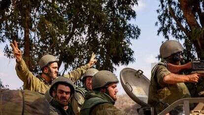 חיילי צה"ל על טנק בגבול רצועת עזה. | חיים גולדברג, פלאש 90