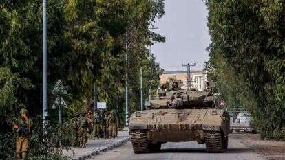 טנקים ולוחמי צה"ל בין הקיבוצים על גבול רצועת עזה. | חיים גולדברג, פלאש 90