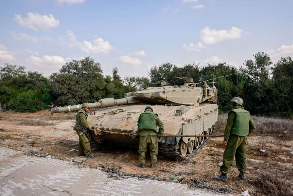 חיילי צה"ל מטפלים בטנק ליד הגבול עם רצועת עזה, הבוקר. | חיים גולדברג, פלאש 90