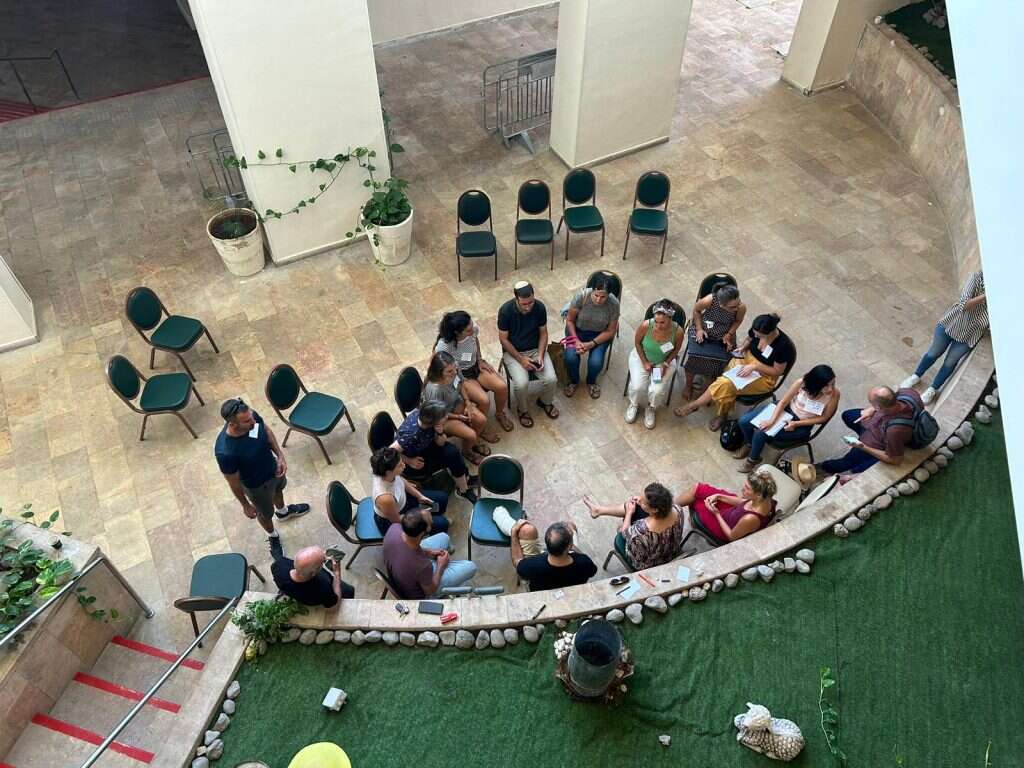 מעגל הדרכה למטפלים במלון דוד בים המלח. | אורלי גולדקלנג