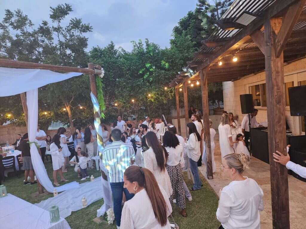 חתונת הזוג מאור וגל פרץ בחצר משפחת זר בנופי פרת. | באדיבות המשפחה חתונת הזוג מאור וגל פרץ בחצר משפחת זר בנופי פרת. | באדיבות המשפחה