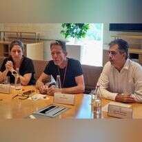 בני משפחת פרי בשיחה עם חברי קונגרס. | משרד החוץ