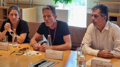 בני משפחת פרי בשיחה עם חברי קונגרס. | משרד החוץ