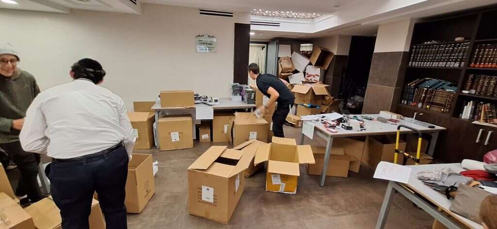 בית מדרש בשכונה החרדית 'שערי חסד' בירושלים, שהפך בימים אלה למרכז איסוף של תרומות מצרכים לחיילים. | משה ליפשיץ