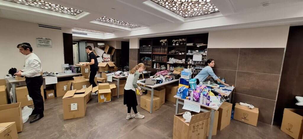 בית מדרש בשכונה החרדית 'שערי חסד' בירושלים, שהפך למרכז איסוף של תרומות מצרכים לחיילים. | משה ליפשיץ