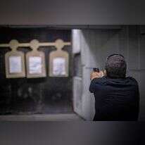 ישראלי עושה מטווח בירושלים. | יונתן זינדל/פלאש 90