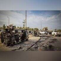 כלי רכב שרופים מחוץ לקיבוץ בארי. | יוסי זמיר/פלאש 90