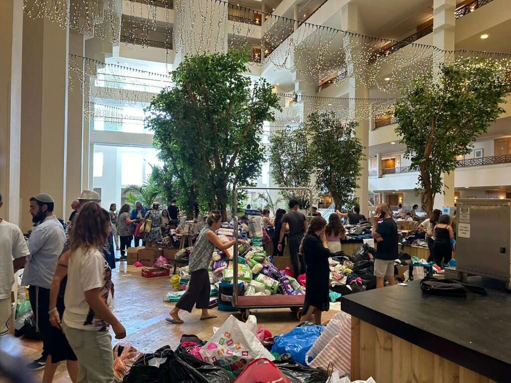 מלון דוד בים המלח, עם הגעת תושבי העוטף ביום שאחרי 7 באוקטובר. | אורלי גולדקלנג