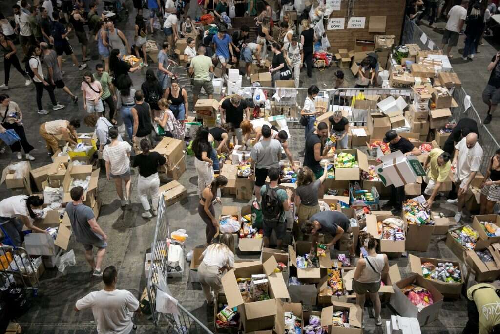 אזרחים אורזים מזון לחיילים, השבוע בתל־אביב. | מרים אלסטר, פלאש 90