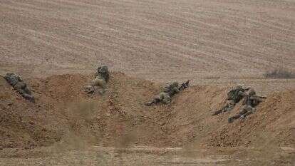 חיילים מתכוננים לכניסה קרקעית בגבול עזה. | EPA