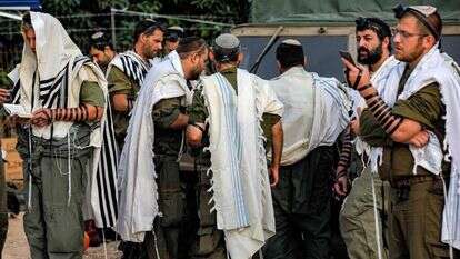 תפילת בוקר בגבול לבנון. | AFP