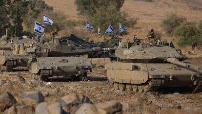 דגלים על טנקים בגבול לבנון. | AFP