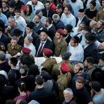 המונים מלווים את החייל בנימין לב ז"ל בירושלים. | נעם ריבקין פנטון/פלאש 90