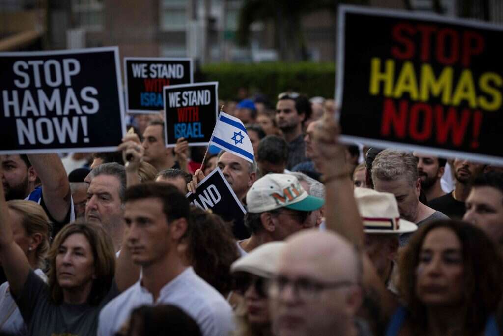 גם הלילה מול אנדרטת השואה במיאמי, מפגן תמיכה בישראל. | AFP גם הלילה מול אנדרטת השואה במיאמי, מפגן תמיכה בישראל. | AFP