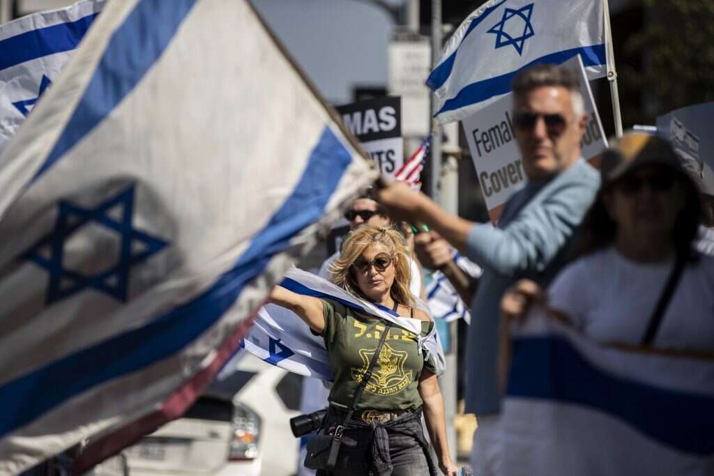 הפגנה בלוס אנג'לס מול הבניין הפדראלי. | EPA הפגנה בלוס אנג'לס מול הבניין הפדראלי. | EPA