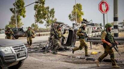 לוחמי צה"ל ליד מכוניות שרופות בכניסה לקיבוץ בארי, אילוסטרציה. | יוסי זמיר/פלאש90
