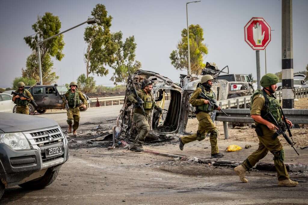לוחמי צה"ל ליד מכוניות שרופות בכניסה לקיבוץ בארי, אילוסטרציה. | יוסי זמיר/פלאש90